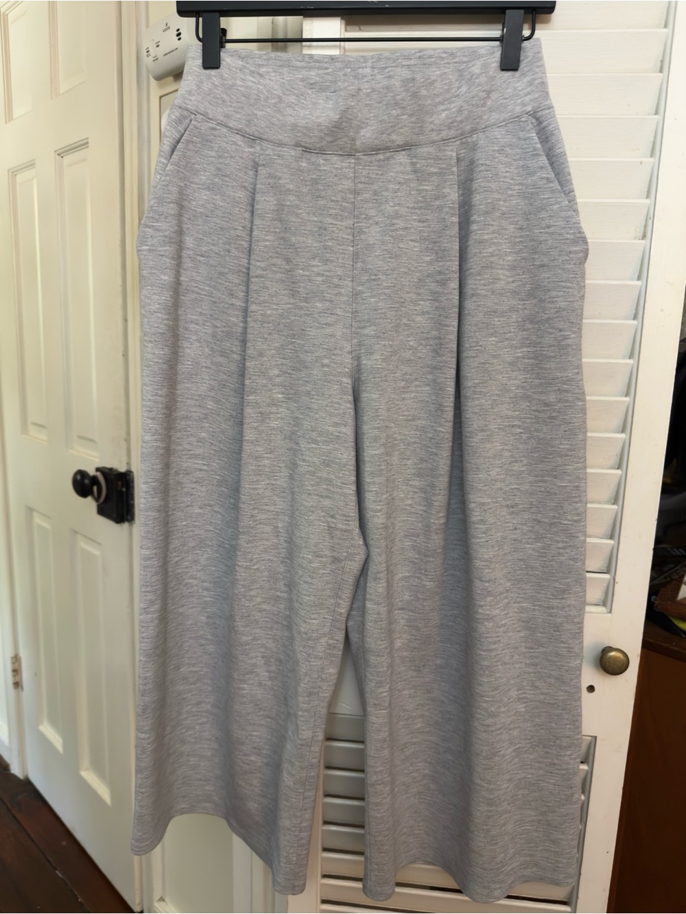 Lululemon Can You Feel the Pleat Crop Pants in Heathered Power Gray | Size 8